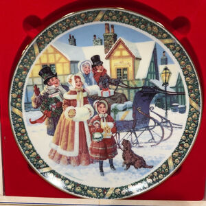 Vintage Royal Windsor Christmas Carol Plate 1985 Here We Come A-Caroling